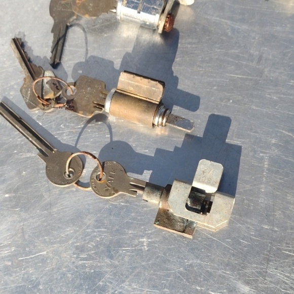Soild Copper Locks& Oldsmobile Ignition Switch with Double Keys - Picture 4 of 4